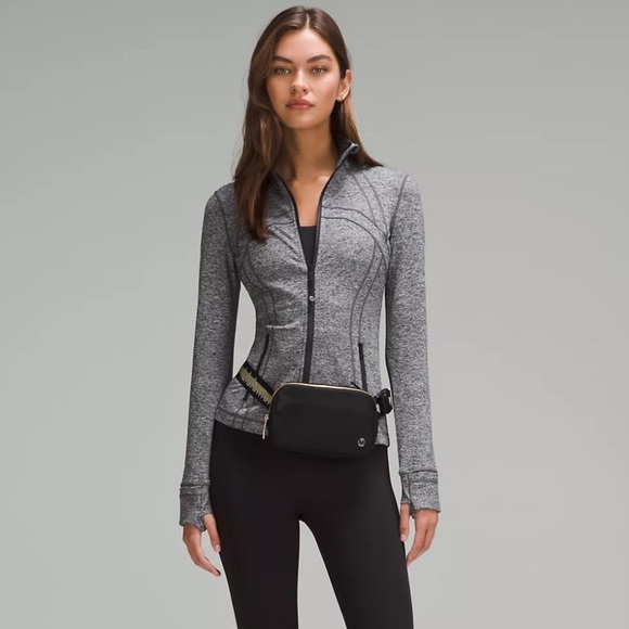 Lululemon Everywhere Belt Bag Black & Gold Logo Strap Crossbody Bag Nwt - Picture 3 of 6